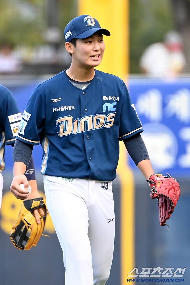 21일 광주KIA챔피언스필드에서 열린 NC와 KIA의 경기, 7회말 2사 1루 NC 신영우가 KIA 나성범의 내야안타 타구를 놓친 뒤 아쉬워하고 있다. 광주=허상욱 기자wook@sportschosun.com/2025.09.21/