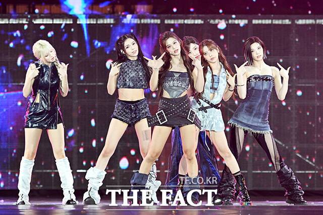 <더팩트>가 주최하고 팬앤스타와 더스퀘어이엔엠이 주관하는 '2025 더팩트 뮤직 어워즈(THE FACT MUSIC AWARDS, TMA)'가 20일 오후 '마카오 아웃도어 퍼포먼스 베뉴'에서 열린 가운데 엔믹스(NMIXX)가 화려한 무대를 펼치고 있다. /마카오=서예원 기자