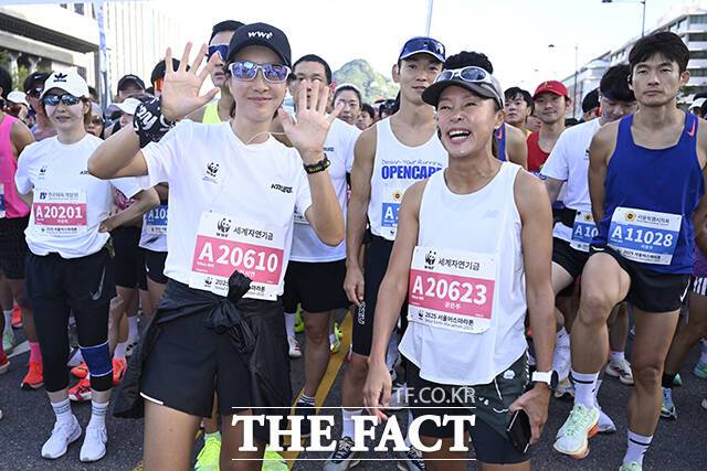 배우 진서연(왼쪽)과 마라톤 감독 권은주가 21일 오전 서울 종로구 광화문광장 일대에서 열린 'WWF 2025 서울어스마라톤'에 참가해 준비운동을 하고 있다. /장윤석 기자