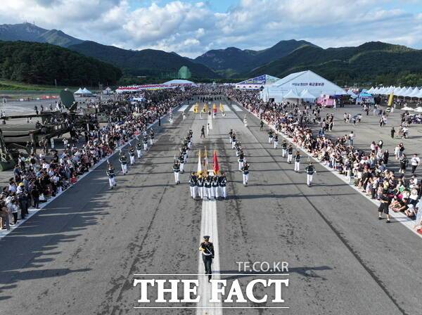 '2025 계룡軍문화축제' 퍼레이드가 펼쳐지고 있는 모습./계룡시