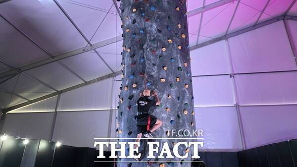 '2025 계룡軍문화축제' 국방·익스트림 체험관 내에 있는 암벽 등반 체험./정예준 기자