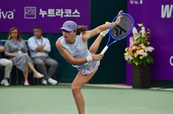 강한 서브를 구사하고 있는 이가 시비옹테크(사진제공/코리아오픈)