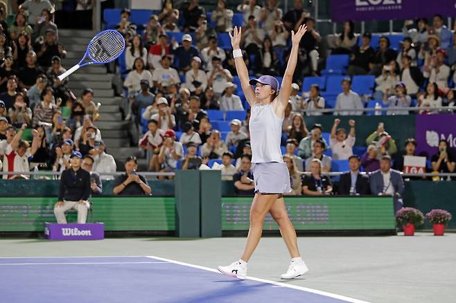 승리를 확정 짓고 라켓을 던지는 세리머니를 한 시비옹테크. 코리아오픈