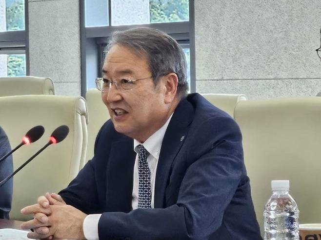 이건우 DGIST 총장이 기자들의 질문에 답변하고 있다. 김종화 기자