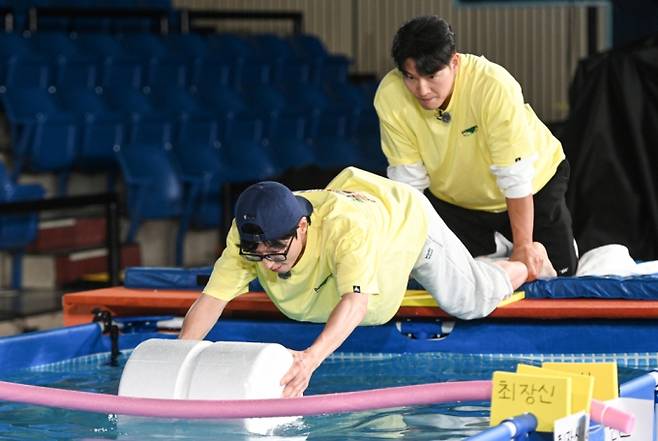 '런닝맨' 김종국을 위한 멤버들의 눈물겨운 수중전