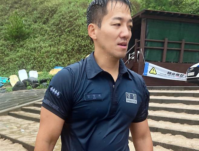 서귀포경찰서 중문파출소 소속 김양재 경사(39)가 20일 오전 제주 서귀포시 중문색달해수욕장에서 익수자를 구한 뒤 숨을 돌리고 있다./제주경찰청