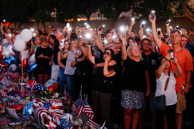 <YONHAP PHOTO-3815> epa12394374 People gather for a vigil at a makeshift memorial outside of the Turning Point USA headquarters, after conservative political activist Charlie Kirk was killed on 10 September; in Phoenix, Arizona, USA, 20 September 2025. A memorial service for Kirk is scheduled to take place on 21 September in Glendale, Arizona.  EPA/CAROLINE BREHMAN/2025-09-21 12:31:41/<저작권자 ⓒ 1980-2025 ㈜연합뉴스. 무단 전재 재배포 금지, AI 학습 및 활용 금지>