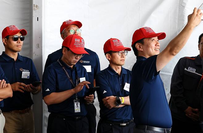 8월 26일(현지시각) 미국 필라델피아의 한화 필리조선소에서 열린 '스테이트 오브 메인'호 명명식에서 관계자들이 마스가 모자를 쓰고 있다./연합뉴스