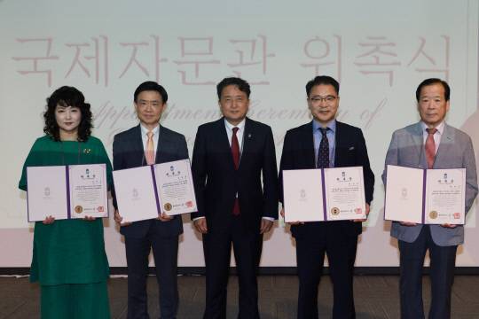 충북도가 20일 제천청풍리조트에서 해외 명예대사와 국제자문관 등을 초청해 국제자문관 위촉식을 갖고 있다. 충북도 제공