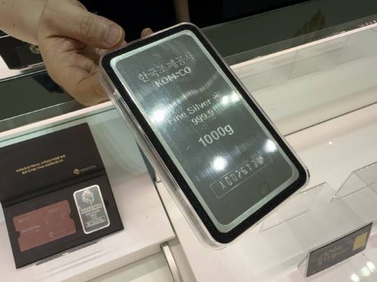 최근 국제 은(銀) 가격이 14년 만에 최고치를 기록하며 금과 함께 대체 투자처로 주목받고 있는 가운데 21일 대전의 한 금거래소에서 실버바가 진열돼 있다. 이다온 기자