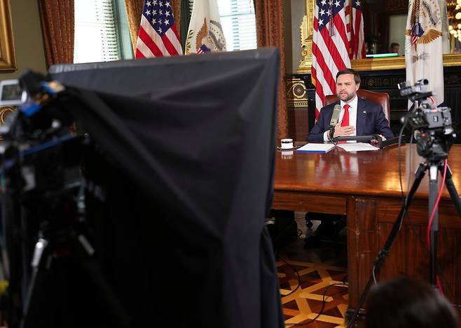 15일 밴스가 부통령 집무실에서 ‘찰리 커크 쇼’를 진행하고 있다. 워싱턴=AP 뉴시스