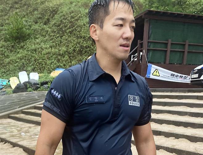서귀포경찰서 중문파출소 소속 김양재 경사(39)가 20일 오전 제주 서귀포시 중문색달해수욕장에서 익수자를 구한 뒤 숨을 돌리고 있다. 제주경찰청 제공