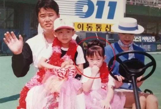 1997년 ‘고독한 황테자’ 윤학길의 은퇴식에 참석한 네살배기 딸 윤지수.  윤학길 감독 제공