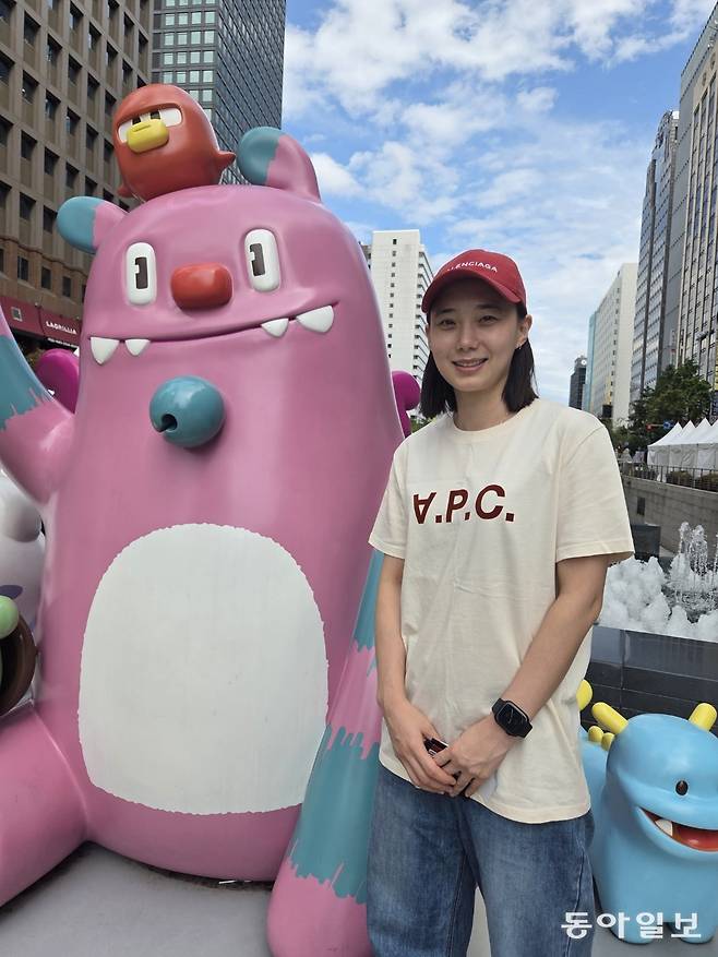 선수 시절 서울시청 소속이던 윤지수가 서울시 마스코트와 사진을 찍었다. 이헌재 기자