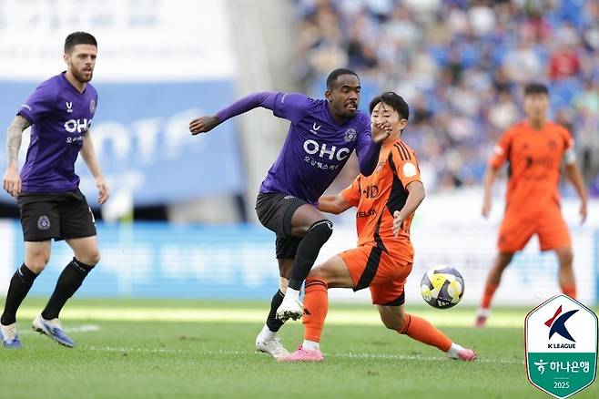 안양 공격수 야고(가운데)가 21일 울산문수축구경기장에서 열린 울산과의 방문 경기에서 돌파를 하는 모습. 한국프로축구연맹 제공