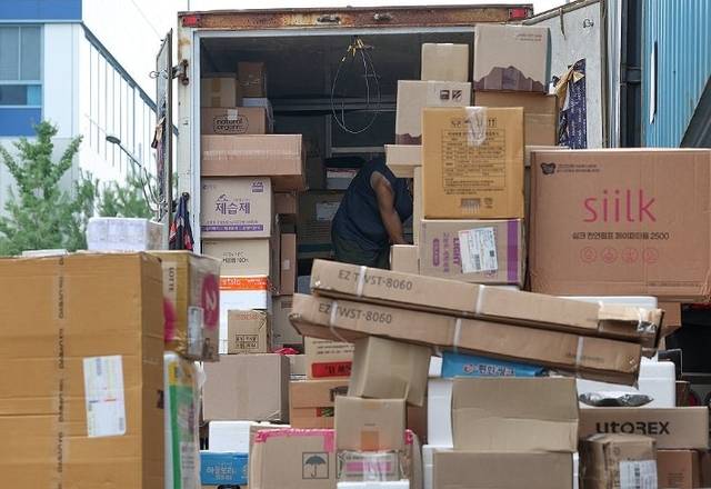 택배 배송하는 트럭. [연합뉴스 제공]