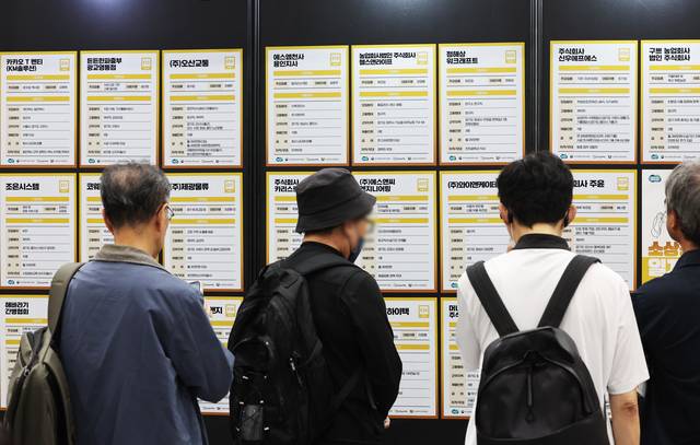 구직자들이 지난 19일 경기도 수원시 영통구 수원컨벤션센터에서 열린 ‘소상공인+5070일자리박람회 & 소상공인EXPO’에서 채용 정보 게시판을 살펴보고 있다. 연합뉴스.