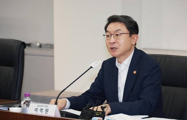 이억원 금융위원장이 지난 19일 서울 여의도 중소기업중앙회에서 개최한 제1차 생산적 금융 대전환 회의에서 지역 업종 규모별 산업계 대표 등이 다수 참석한 가운데 금융 수요자의 현장의 목소리를 청취하고, 실물경제와 금융의 동반성장 방안을 모색했다. [금융위원회 제공]