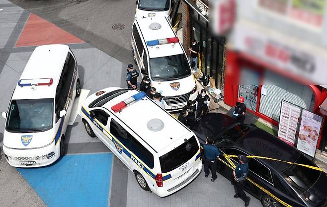 3일 흉기난동 사건이 발생한 서울 관악구 조원동의 한 피자 프랜차이즈 앞에서 경찰이 현장을 조사하고 있다. 뉴스1