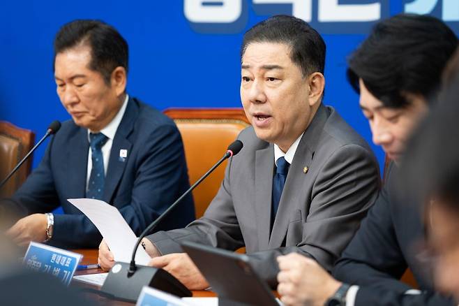 김병기 더불어민주당 원내대표가 3일 서울 여의도 국회에서 열린 최고위원회의에서 정부의 보이스피싱 근절 종합대책에 대해 "당은 입법과 예산으로 확실히 뒷받침하겠다"고 발언하는 모습. 뉴스1