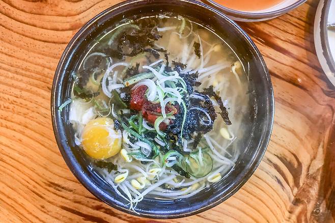 ‘일해옥’의 콩나물국밥. 양이 넉넉하다. 최갑수 제공