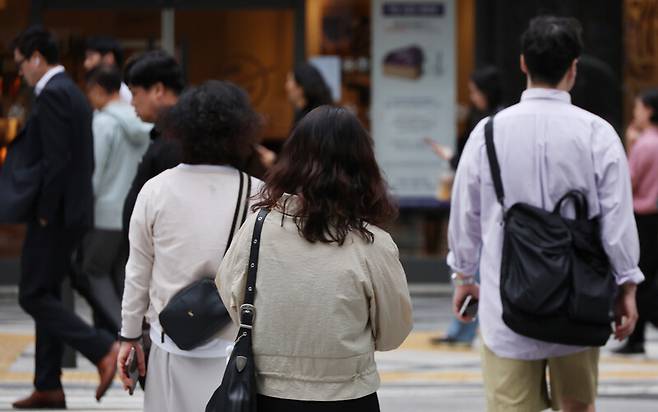 지난 19일 서울 중구 을지로에서 시민들이 긴팔 옷을 입고 이동하고 있다. 연합뉴스