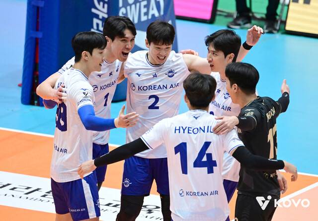 대한항공 선수들이 20일 여수에서 열린 프로배구대회(KOVO컵) 오케이(OK)저축은행과의 남자부 결승전에서 득점한 뒤 기뻐하고 있다. 한국배구연맹 제공