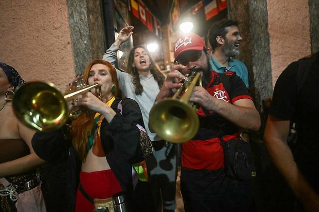 2025년 9월11일 브라질 리우데자네이루의 거리에서 시민들이 악기를 연주하며 자이르 보우소나루 전 대통령에 대한 연방대법원의 중형 선고를 축하하고 있다. AFP 연합뉴스