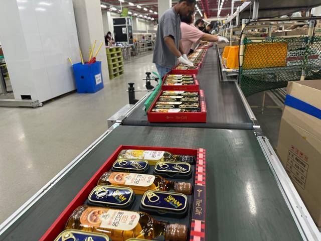 10일 충북 진천군에 위치한 CJ제일제당 선물 세트 조립 공장에서 직원들이 작업을 하고 있다. CJ제일제당 제공