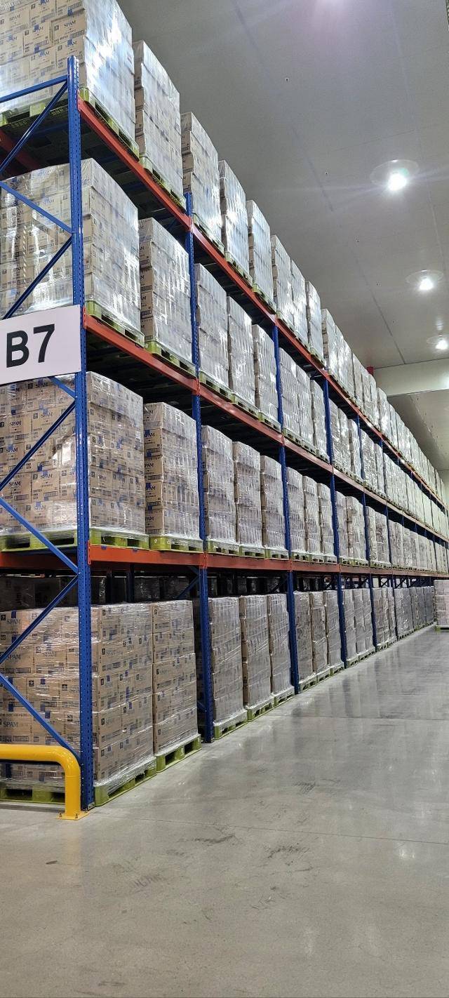 충북 진천군에 위치한 CJ제일제당의 선물 세트 조립 공장 창고 모습. 선물 세트에 넣기 위해 발주한 스팸 등 CJ제일제당 제품이 쌓여 있다. CJ제일제당 제공