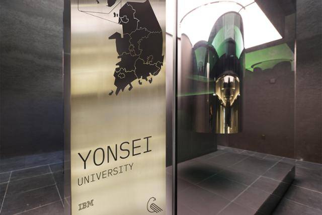 지난해 11월 인천 송도 연세대 국제캠퍼스에 문을 연 연세대와 IBM의 양자컴퓨팅센터에 IBM의 양자커컴퓨터 '퀀텀 시스템 원'이 설치돼 있다. 연세대 제공