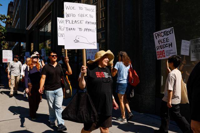 19일 미국 뉴욕 맨해튼에서 시위대가 팻말을 들고 ABC방송의 '지미 키멀 라이브' 방송이 무기한 중단된 것에 항의하고 있다. 뉴욕=로이터 연합뉴스