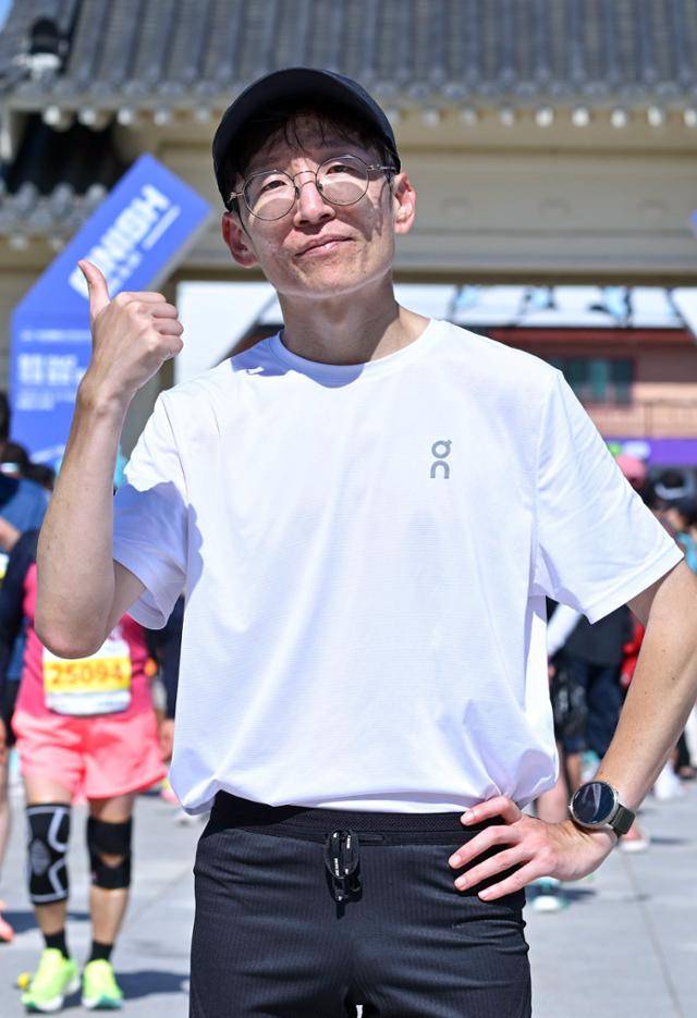 '제22회 철원DMZ국제평화마라톤대회' 남자부 풀코스 우승자 유문진씨가 완주 후 포즈를 취하고 있다. 철원=강예진 기자