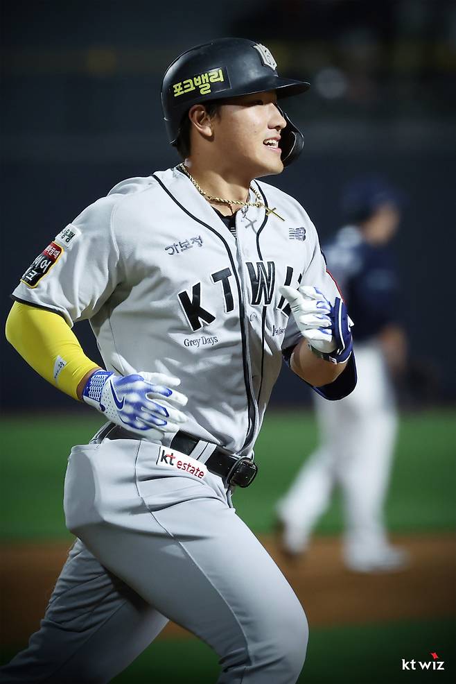 <yonhap photo-7667=""> 만루 홈런 치고 기뻐하는 kt 안현민 (서울=연합뉴스) 29일 경기도 수원 케이티위즈파크에서 열린 프로야구 2025 신한 SOL 뱅크 KBO리그 두산 베어스와 kt wiz의 경기. 5회 kt 안현민이 만루 홈런을 치고 그라운드를 돌고 있다. 2025.5.29 [kt wiz 제공. 재판매 및 DB 금지] photo@yna.co.kr/2025-05-29 22:45:50/ <저작권자 ⓒ 1980-2025 ㈜연합뉴스. 무단 전재 재배포 금지, AI 학습 및 활용 금지></yonhap>