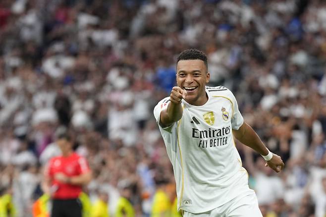 <yonhap photo-0215=""> Real Madrid's Kylian Mbappe celebrates after scoring his side's second goal during the Spanish La Liga soccer match between Real Madrid and Espanyol at the Santiago Bernabeu stadium in Madrid, Spain, Saturday, Sept. 20, 2025. (AP Photo/Manu Fernandez)/2025-09-21 00:54:00/ <저작권자 ⓒ 1980-2025 ㈜연합뉴스. 무단 전재 재배포 금지, AI 학습 및 활용 금지></yonhap>