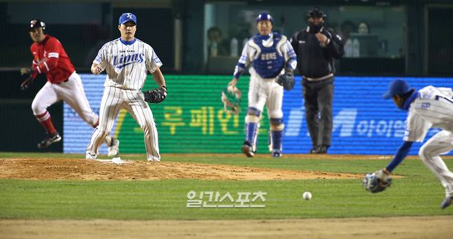 2012년 한국시리즈 5차전, 오승환의 뒤를 김상수가 지키고 있다. IS 포토