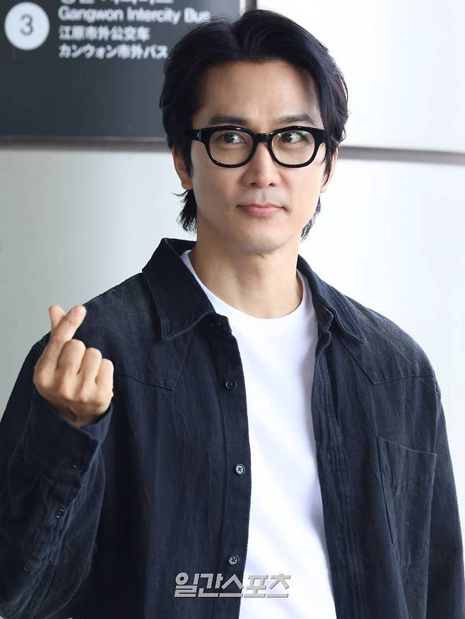 배우 송승헌이 9일 오후 제1회 '아시아 스타 엔터테이너 어워즈 2024' 일정 참석차 김포국제공항을 통해 일본 도쿄로 출국하기 전 포즈를 취하고 있다. 서병수 기자 qudtn@edaily.co.kr /2024.04.09/