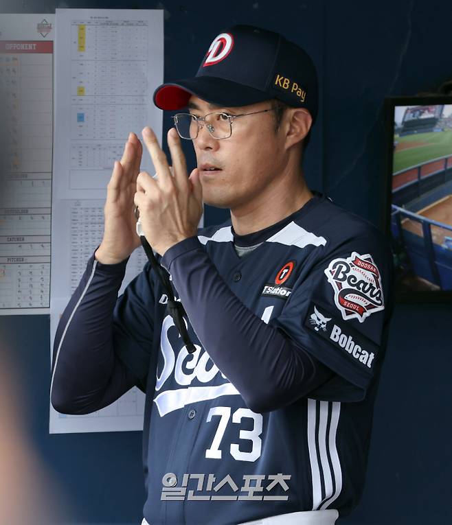 5일 오후 잠실야구장에서 열린 2025 프로야구 두산과 LG 경기. 두산 조성환 감독대행이 더그아웃에서 경기를 지켜보고 있다. 잠실=정시종 기자 /2025.08.05.