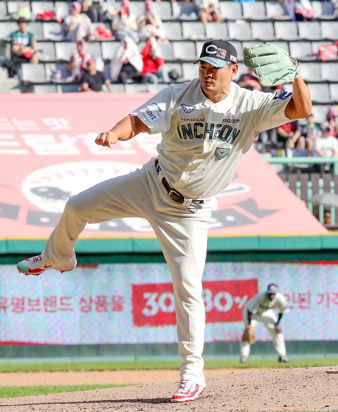 21일 인천 두산전에서 2이닝 무실점 홀드를 챙긴 노경은. SSG 제공