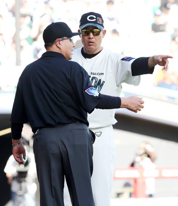 21일 인천 두산전에서 심판 판정에 항의하는 이숭용 감독. SSG 제공