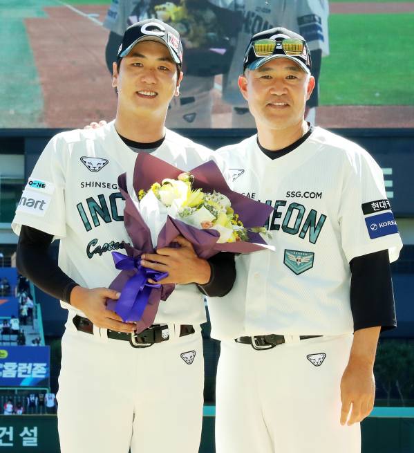 21일 인천 두산전에 앞서 통산 2000탈삼진 기념 시상식을 진행한 김광현과 이숭용 감독. SSG 제공