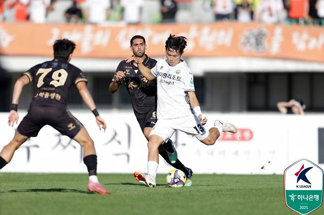 21일 수원종합운동장에서 열린 수원FC와 강원의 하나은행 K리그1 2025 30라운드. 수원FC 싸박과 강원 이기혁이 경합하고 있다. 사진=프로축구연맹