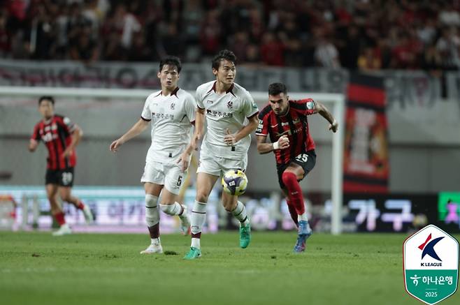 FC서울(빨검 유니폼)과 광주FC의 2025 하나은행 K리그1 30라운드 경기 장면. 사진=프로축구연맹