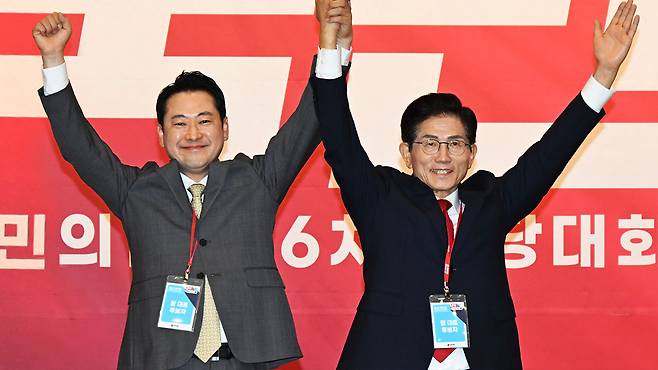 국민의힘 장동혁(왼쪽), 김문수 당 대표 후보가 26일 서울 여의도 국회도서관에서 열린 제6차 전당대회 결선에서 손을 맞잡고 인사하고 있다 2025.8.26 [자료사진]