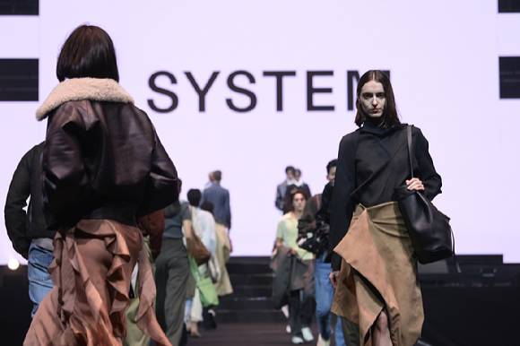 지난 7일 태국 현지에서 진행한 한섬 시스템·시스템옴므 패션쇼를 진행하는 모습. [사진=한섬]