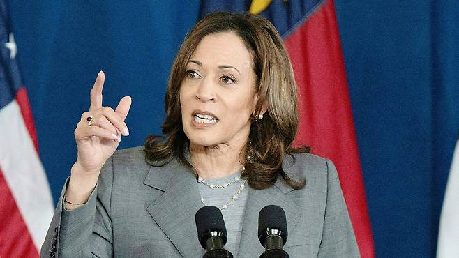 지난해 7월 11일(현지시간) 미국 노스캐롤라이나주 그린즈버러 소재 제임스 B.더들리 고등학교에서 열린 선거 유세 행사에서 연설하는 카멀라 해리스 전 부통령. AFP=연합뉴스