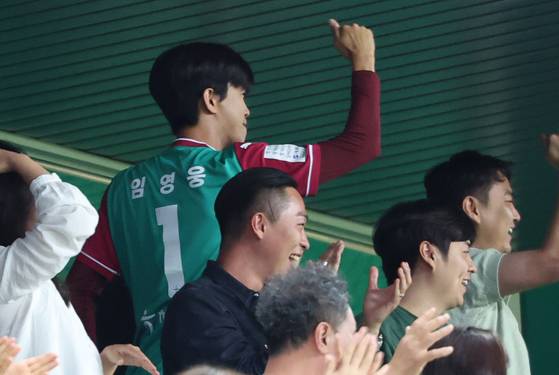 대전 유니폼에 '등번호 1'에 자신의 이름을 새긴 임영웅(맨 위). 뉴스1