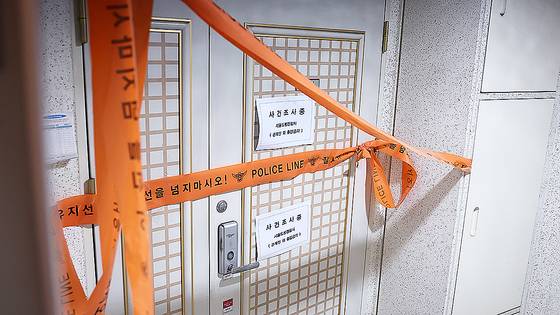 지난 7월 인천에서 사제 총기를 발사해 아들을 숨지게 한 피의자의 주거지에 폴리스 라인이 설치돼 있다. 연합뉴스