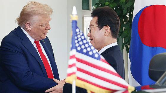 8월 25일(현지시간) 미국 워싱턴 DC 백악관에서 이재명 대통령이 도널드 트럼프 미국 대통령과 악수하고 있다. 연합