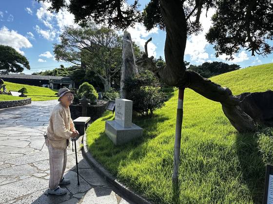 성범영 생각하는 정원 원장이 지난 8월 25일 예전에 작업을 하다 떨어진 나무 앞에서 미소를 짓고 있다. 최충일 기자